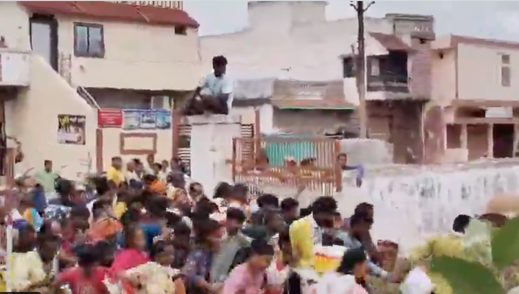 fter a long wait, the angry crowd broke the main gate of the shop and forcibly entered inside, due to which many people fell and got injured in the jostling.